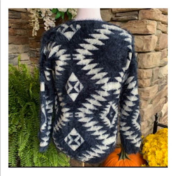 Sweater - Picture 4 of 6